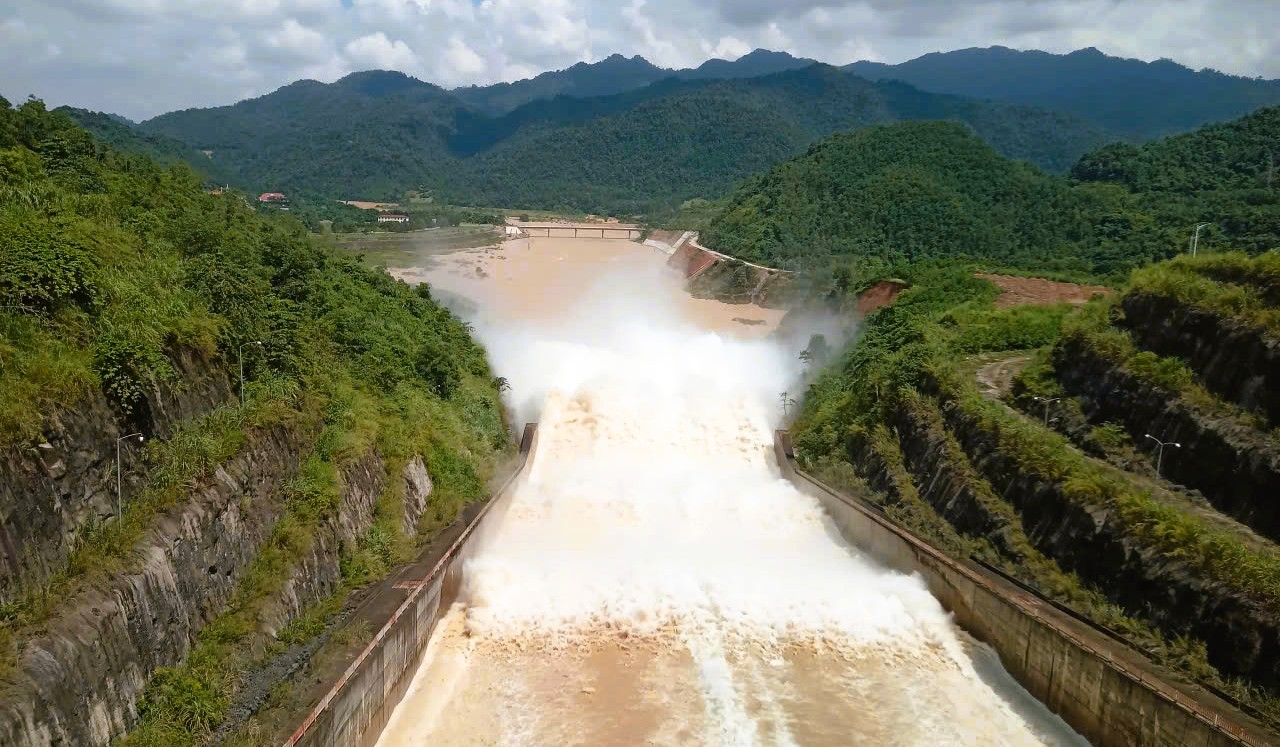 Hồ chứa nước Cửa Đạt xả lũ về hạ du, sẵn sàng ứng phó bão số 5